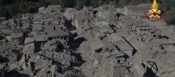 Момент обрушения здания во время землетрясения в центральной Италии - Sputnik Кыргызстан