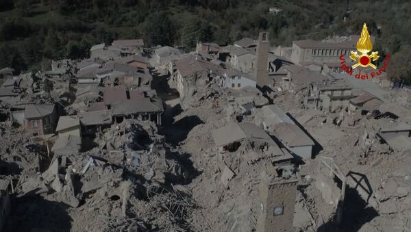 Момент обрушения здания во время землетрясения в центральной Италии - Sputnik Кыргызстан