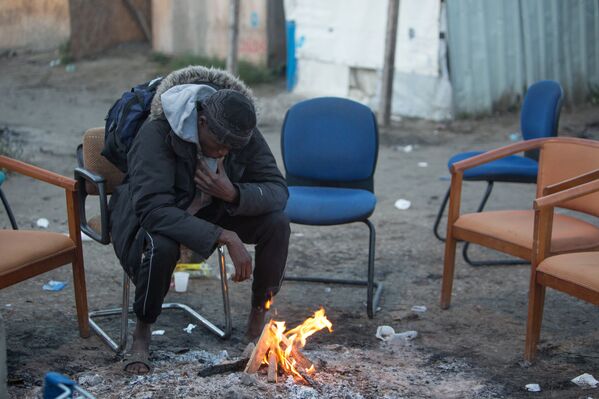 Расселение стихийного лагеря беженцев в Кале во Франции - Sputnik Кыргызстан
