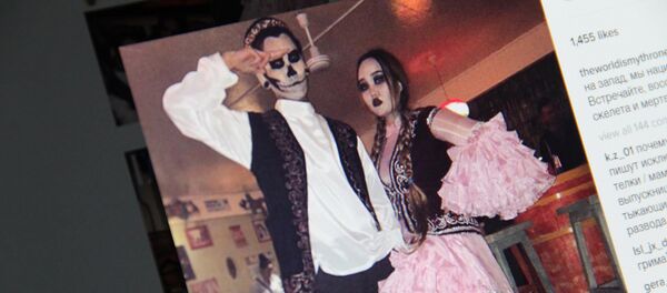 Снимок с социальной сети Instagram пользователя theworldismythrone. Молодые казахстанцы в национальных костюмах, надетых на Хэллоуин. Архивное фото - Sputnik Кыргызстан