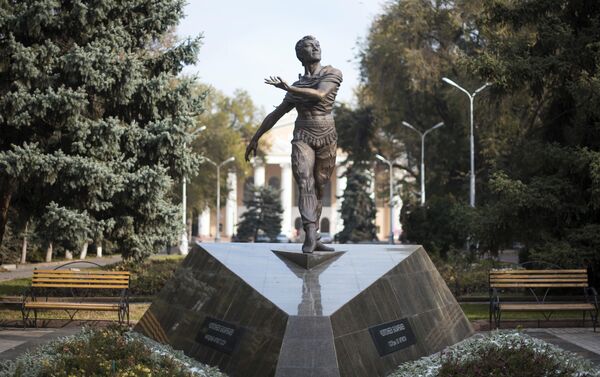Статуя народного артиста СССР Чолпонбека Базарбаева напротив Национального театра оперы и балета имени А. Малдыбаева - Sputnik Кыргызстан