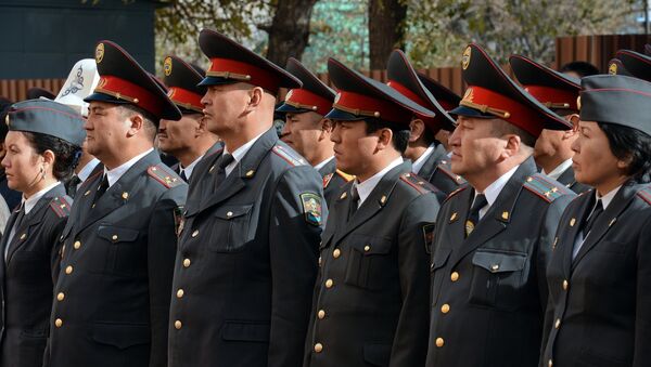 Президент Алмазбек Атамбаев вручил ключи от новых квартир сотрудникам милиции - Sputnik Кыргызстан