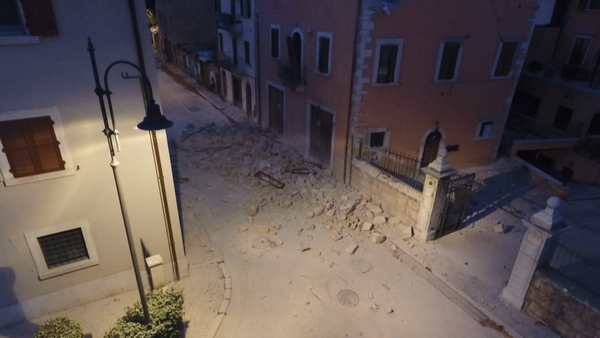 Разрушенные здания и пустынные улицы – последствия землетрясения в Италии - Sputnik Кыргызстан