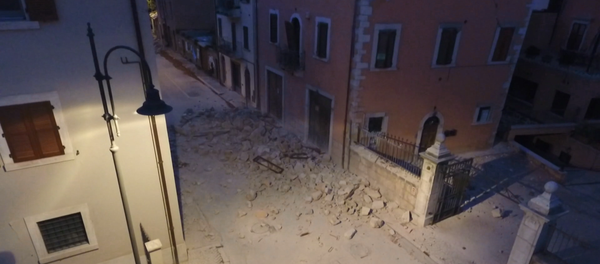 Разрушенные здания и пустынные улицы – последствия землетрясения в Италии - Sputnik Кыргызстан