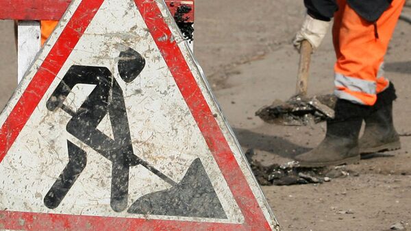 Знак указывающий на ремонт дорог. Архивное фото  - Sputnik Кыргызстан