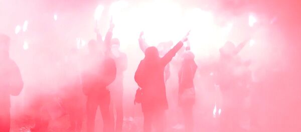 Сотни людей зажгли файеры на Дворцовой площади в память жертв катастрофы А321 - Sputnik Кыргызстан