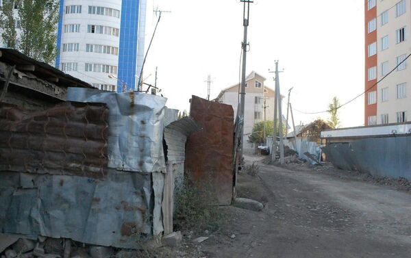 Ош шаарында 86 жаштагы Ражап Абдыкааров беш жылдан бери гаражда күн кечирип келет. - Sputnik Кыргызстан