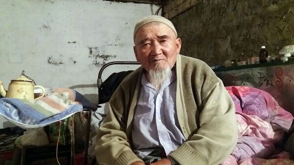 86-летний аксакал Ражап Абдыкааров, который 5 лет живет в гараже в городе Ош - Sputnik Кыргызстан