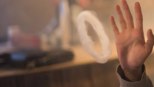 Архивное фото мужчины, который пускает кольцо из дыма электронных сигарет - Sputnik Кыргызстан