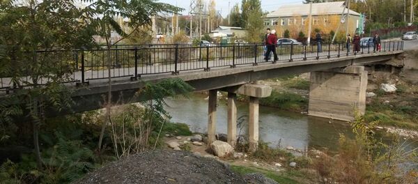 Көпүрөдөн өтуп бараткан адамдар. Көпүрөдөн өтуп бараткан адамдар. - Sputnik Кыргызстан