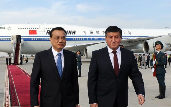 В международном аэропорту Манас его встретил исполняющий обязанности премьер-министра КР Сооронбай Жээнбеков - Sputnik Кыргызстан