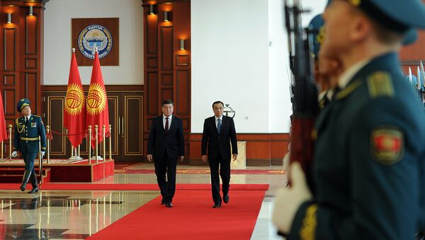 Премьер Государственного совета Ли Кэцян, прибывший с официальным визитом в Бишкеке и глава правительства КР Сооронбай Жээнбеков - Sputnik Кыргызстан