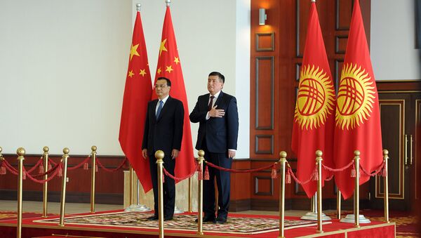 Премьер Государственного совета Китая Ли Кэцян, прибывший с официальным визитом в Бишкеке и глава правительства КР Сооронбай Жээнбеков - Sputnik Кыргызстан
