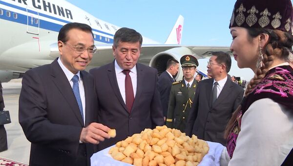 Премьеру Китая вручили цветы и угостили боорсоками в аэропорту &quot;Манас&quot; - Sputnik Кыргызстан