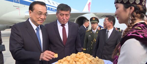 Премьеру Китая вручили цветы и угостили боорсоками в аэропорту &quot;Манас&quot; - Sputnik Кыргызстан