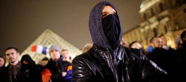 Францияда жүздөгөн полиция кызматкерлери Париждин борборунда бийликке жана полиция жетекчилигине нааразы болуп каршылык акциясына чыгышты - Sputnik Кыргызстан