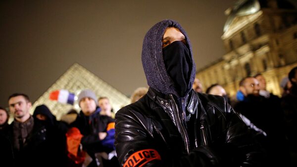 Францияда жүздөгөн полиция кызматкерлери Париждин борборунда бийликке жана полиция жетекчилигине нааразы болуп каршылык акциясына чыгышты - Sputnik Кыргызстан