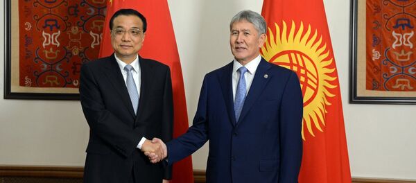 Алмазбек Атамбаев Кыргызстанга келген Кытайдын Мамлекеттик кеңешинин премьери Ли Кэцян менен жолугушуу учурунда - Sputnik Кыргызстан
