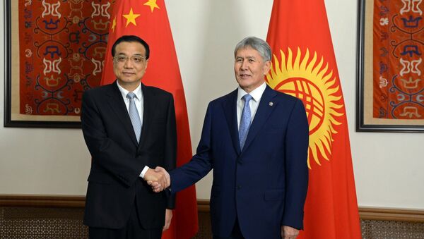 Президент Алмазбек Атамбаев во время встречи с Премьером Государственного совета Китая Ли Кэцяном - Sputnik Кыргызстан