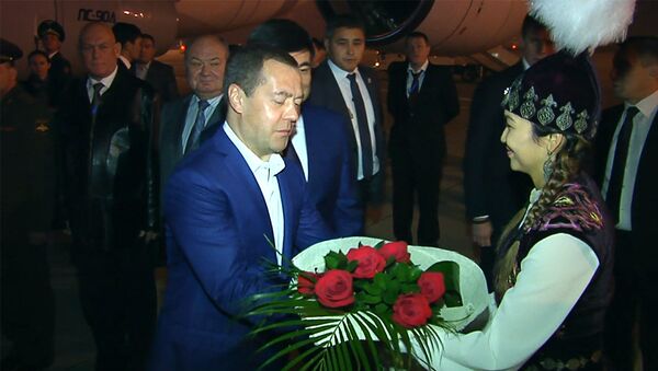 Боорсоками и цветами встретили премьера РФ Медведева в аэропорту &quot;Манас&quot; - Sputnik Кыргызстан