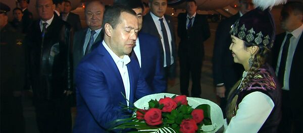 Боорсоками и цветами встретили премьера РФ Медведева в аэропорту &quot;Манас&quot; - Sputnik Кыргызстан
