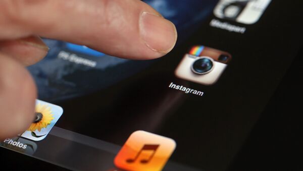 Приложение Instagram на экране планшета. Архивное фото - Sputnik Кыргызстан