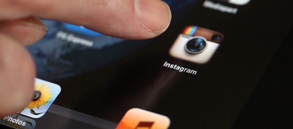 Планшеттеги Instagram тиркемеси. Архив - Sputnik Кыргызстан