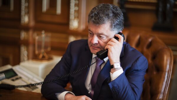 Архивное фото президент Украины Петра Порошенко во время телефонного разговора - Sputnik Кыргызстан