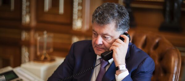 Архивное фото президент Украины Петра Порошенко во время телефонного разговора - Sputnik Кыргызстан