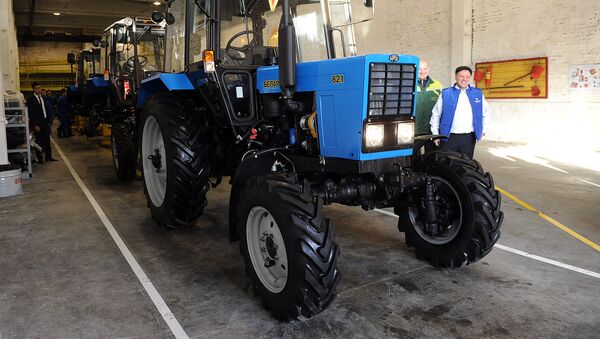 Собранные трактора на сборочном цехе тракторов и сервисном центр по обслуживанию сельхозтехники в Бишкеке - Sputnik Кыргызстан