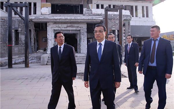 Премьер Государственного совета КНР Ли Кэцян вчера побывал в посольстве Китая в Бишкеке, чтобы осмотреть территорию дипмиссии после теракта - Sputnik Кыргызстан