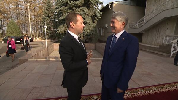 Дружеские объятия Атамбаева и Медведева — встреча в Бишкеке - Sputnik Кыргызстан