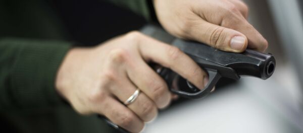 Тапанча кармаган адам. Архив Тапанча кармаган адам. Архив - Sputnik Кыргызстан