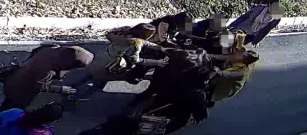 Драка девушек на проспекте Эркиндик — видео с камеры наблюдения - Sputnik Кыргызстан