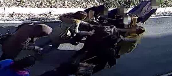 Бишкектин чок ортосундагы кыздардын мушташы камерага түшүп калган - Sputnik Кыргызстан