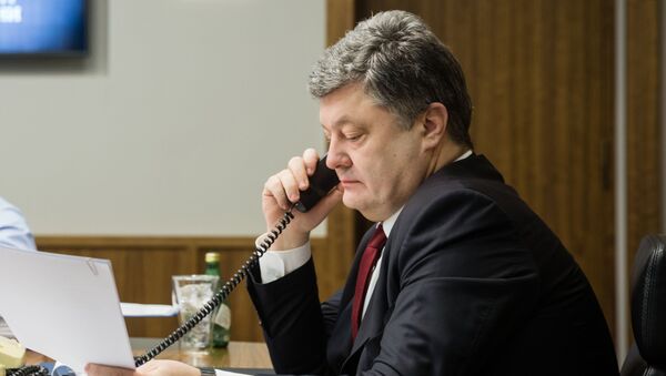 Архивное фото президента Украины Петра Порошенкоа во время телефонного разговора - Sputnik Кыргызстан