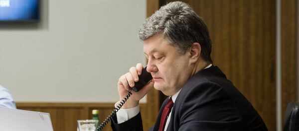 Архивное фото президента Украины Петра Порошенкоа во время телефонного разговора - Sputnik Кыргызстан
