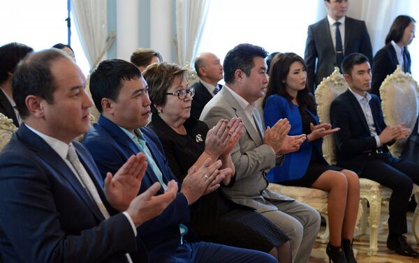 Атамбаев поздравил сотрудников массмедиа с предстоящим профессиональным праздником — Днем информации и печати (7 ноября), подчеркнув важность журналисткой работы в стране и мире - Sputnik Кыргызстан