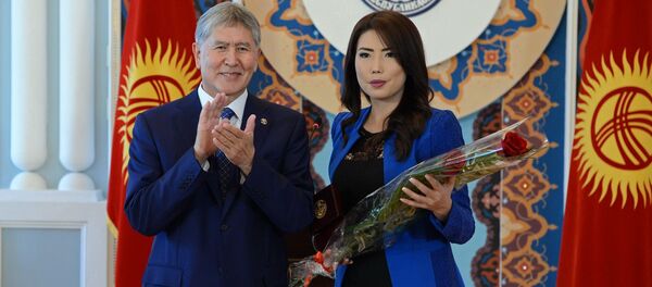 Президент Алмазбек Атамбаев во время вручения представителям СМИ именных часов за профессиональные заслуги - Sputnik Кыргызстан