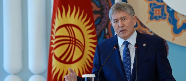 Поздравление представителей СМИ президентом Алмазбеком Атамбаевым - Sputnik Кыргызстан