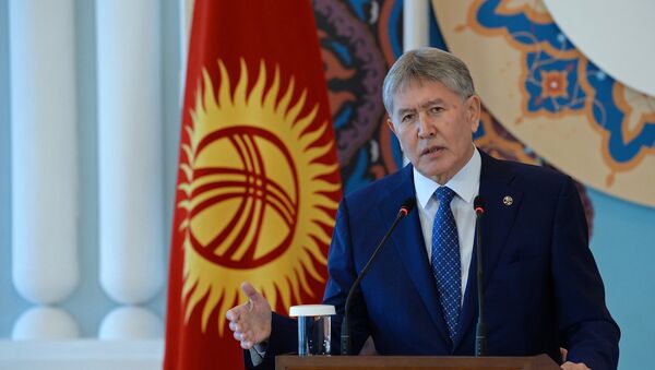 Поздравление представителей СМИ президентом Алмазбеком Атамбаевым - Sputnik Кыргызстан