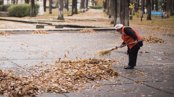 Сотрудница Тазалыка во время работы. Архивное фото - Sputnik Кыргызстан
