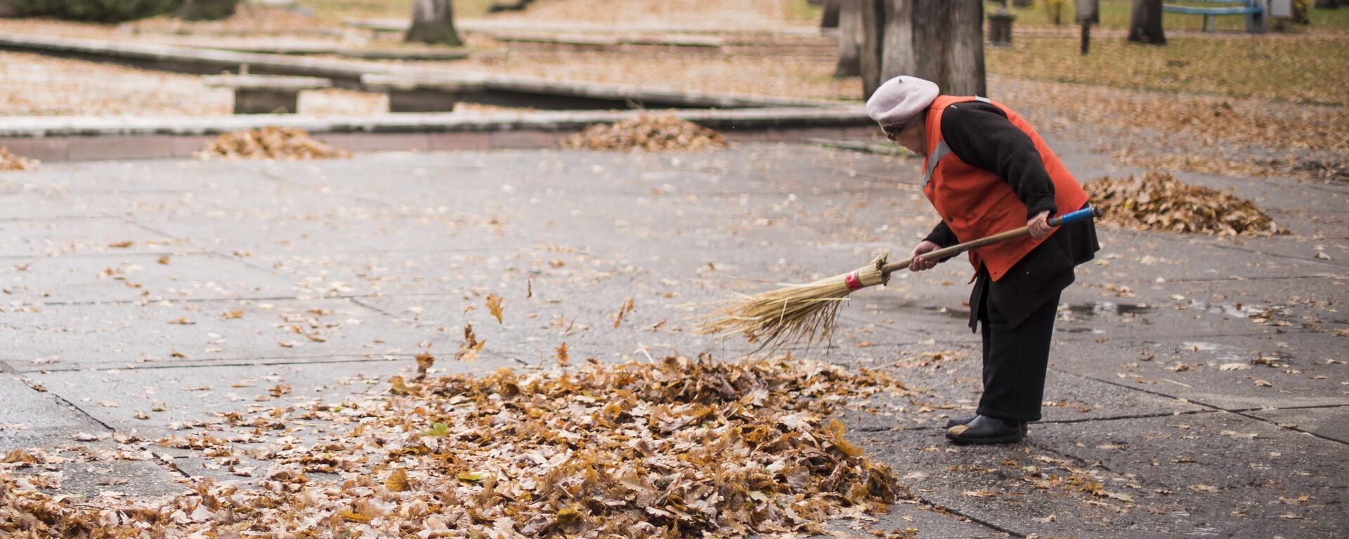 Сотрудница Тазалыка во время работы. Архивное фото - Sputnik Кыргызстан, 1920, 02.12.2025
