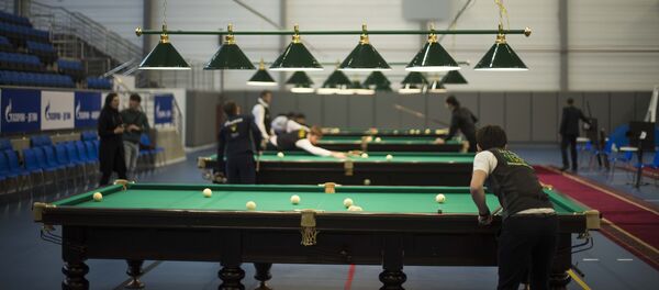 Бильярдист готовится к игре. Архивное фото - Sputnik Кыргызстан