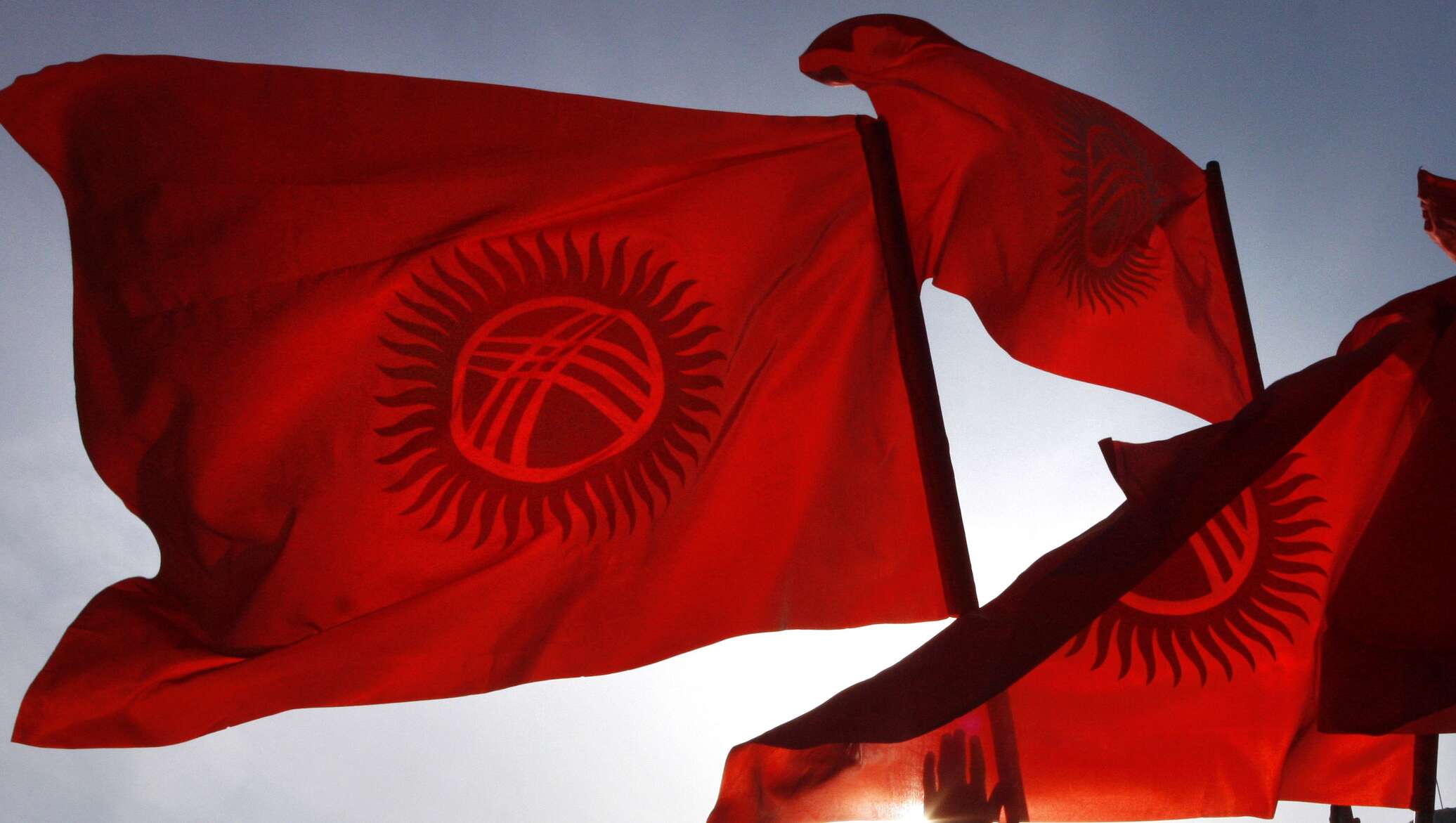 Новый флаг кыргызстана до после. Флаг Кыргызстана. Выборы в Киргизии. Внешнюю политику Кыргызстана. Пакистан желеги.