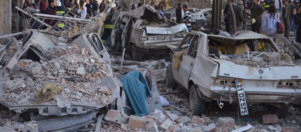 Диярбакыр шаарындагы жарылуудан жабыркаган унаалар - Sputnik Кыргызстан