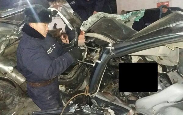 В пятницу в 21.15 большегрузная фура протаранила три машины — BMW, Honda и Subaru - Sputnik Кыргызстан