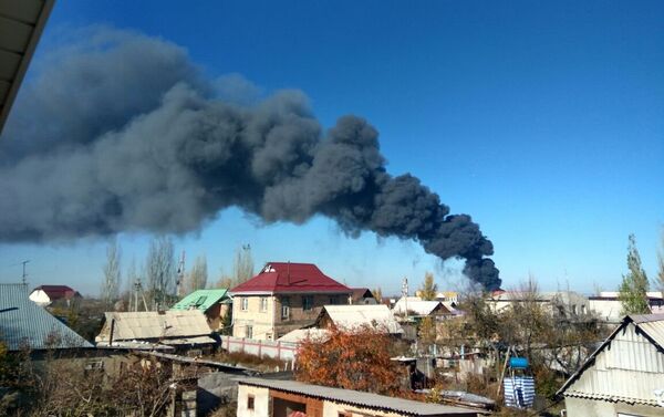 На западе Бишкека горит склад, сообщила пресс-служба МЧС - Sputnik Кыргызстан
