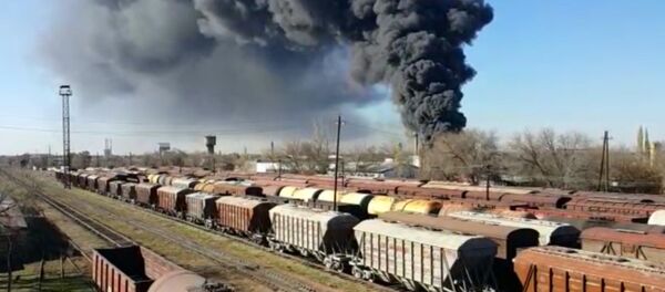 Клубы черного дыма над Бишкеком — на западе столицы горит склад - Sputnik Кыргызстан