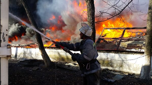 Сотрудники МЧС на месте пожара. Архивное фото - Sputnik Кыргызстан